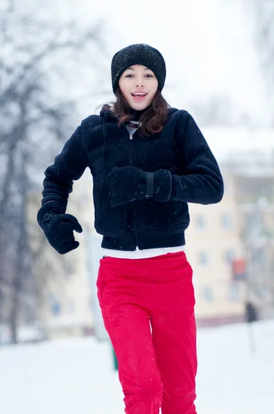 Chica joven corriendo en un frío día de invierno — Foto de Stock