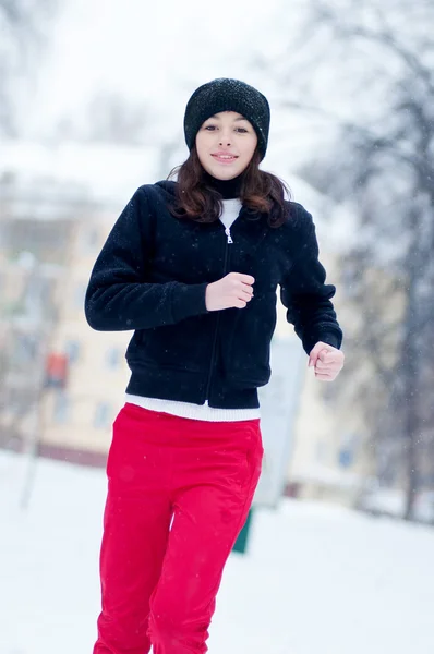 Giovane ragazza che corre in una fredda giornata invernale — Foto Stock