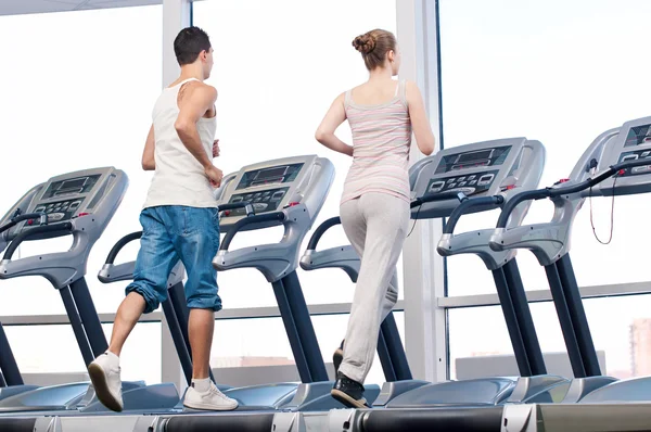 Vrouw en man op de sportschool uitoefening. — Stockfoto