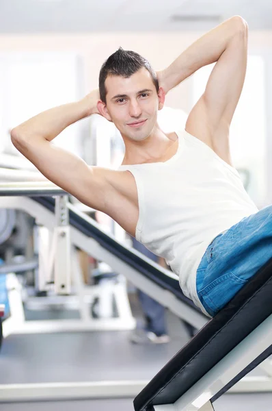 Jovem fazendo exercícios no ginásio — Fotografia de Stock