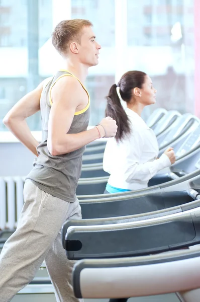 Žena a muž v tělocvičně cvičení — Stock fotografie