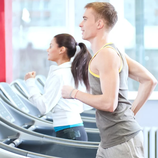 Mujer y hombre en el gimnasio haciendo ejercicio — Foto de Stock