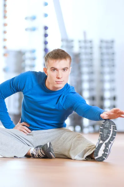 Man doen stretching oefeningen in de sportschool — Stockfoto