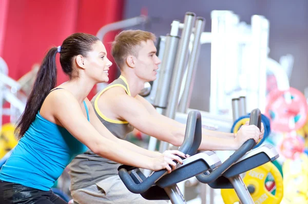 En el gimnasio haciendo entrenamiento de ciclismo cardiovascular — Foto de Stock