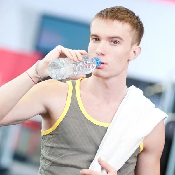 Człowiek wody pitnej po sportowe — Zdjęcie stockowe