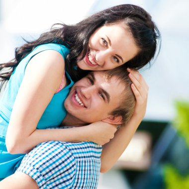 genç bir çift doğada uğraşırken