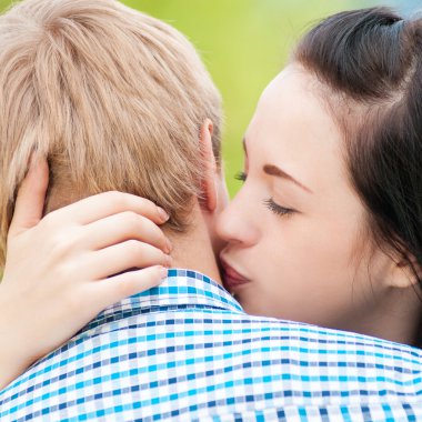 güzel, genç, mutlu bir çift portresi