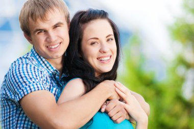 genç bir çift doğada uğraşırken