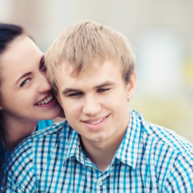 güzel bir genç mutlu çift gülümseyen portresi