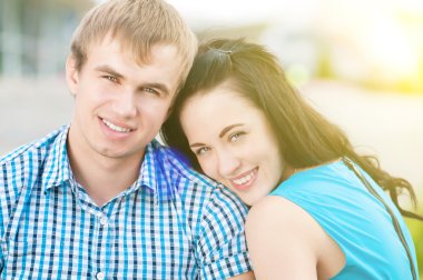 güzel bir genç mutlu çift gülümseyen portresi
