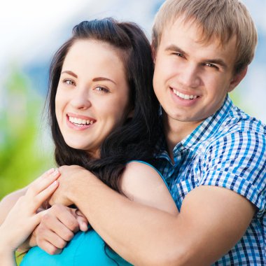 genç bir çift doğada uğraşırken