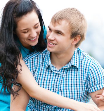 güzel bir genç mutlu çift gülümseyen portresi