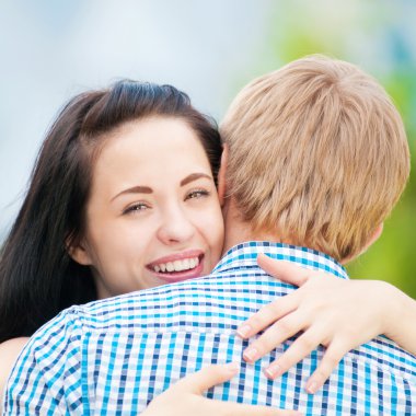 güzel, genç, mutlu bir çift portresi