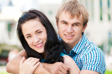 genç bir çift doğada uğraşırken