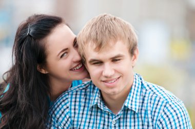 güzel bir genç mutlu çift gülümseyen portresi