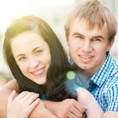 genç bir çift doğada uğraşırken