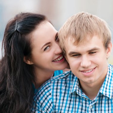 güzel bir genç mutlu çift gülümseyen portresi