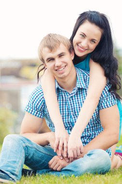 güzel bir genç mutlu çift gülümseyen portresi