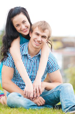 güzel bir genç mutlu çift gülümseyen portresi