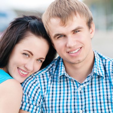 güzel bir genç mutlu çift gülümseyen portresi