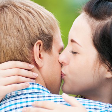 güzel, genç, mutlu bir çift portresi