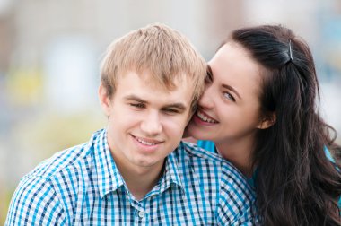 güzel bir genç mutlu çift gülümseyen portresi