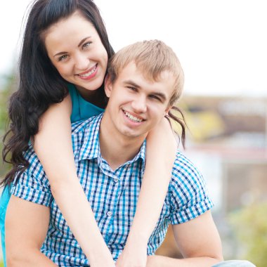 güzel bir genç mutlu çift gülümseyen portresi