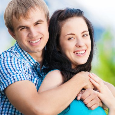 genç bir çift doğada uğraşırken