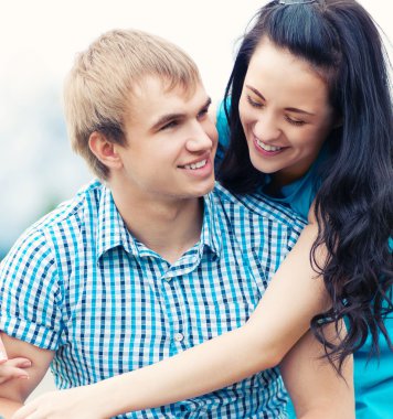 güzel bir genç mutlu çift gülümseyen portresi