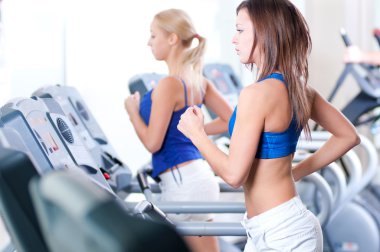 spor salonunda makinesinde iki genç kadın