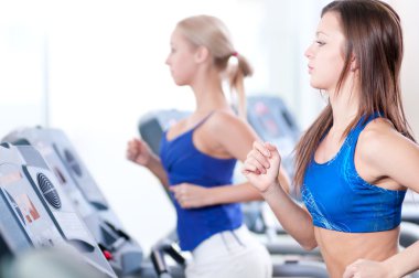 spor salonunda makinesinde iki genç kadın