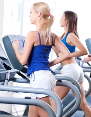 spor salonunda makinesinde iki genç kadın
