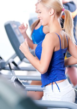 spor salonunda makinesinde iki genç kadın