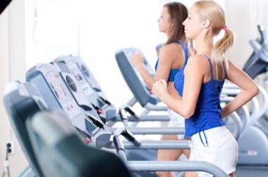 spor salonunda makinesinde iki genç kadın