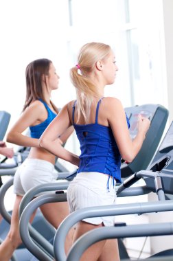 spor salonunda makinesinde iki genç kadın