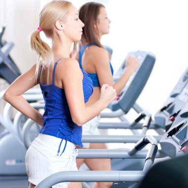 spor salonunda makinesinde iki genç kadın