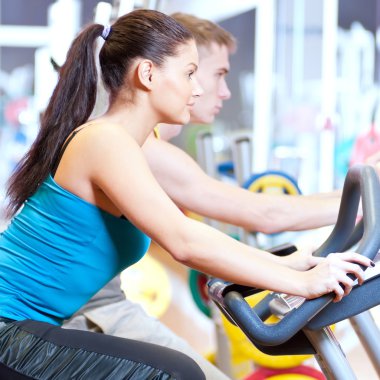 kardiyo yaparak spor eğitim Bisiklete binme