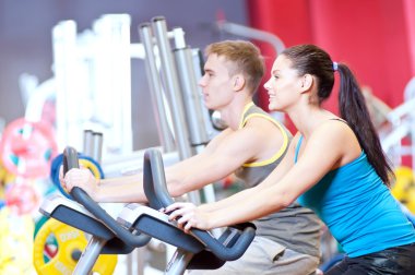 kardiyo yaparak spor eğitim Bisiklete binme