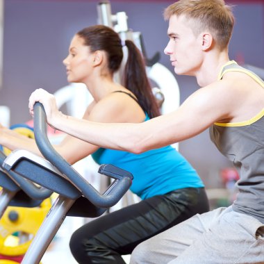 kardiyo yaparak spor eğitim Bisiklete binme