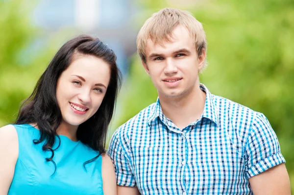美丽的年轻快乐夫妇的肖像 — 图库照片
