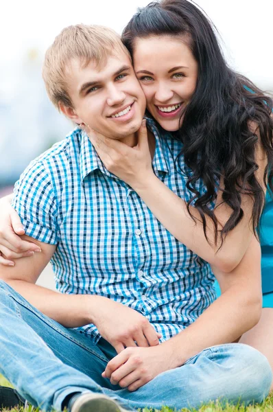 漂亮年轻幸福微笑着夫妇的肖像 — 图库照片