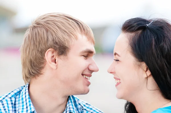 Retrato de una hermosa joven feliz pareja sonriente — Foto de Stock