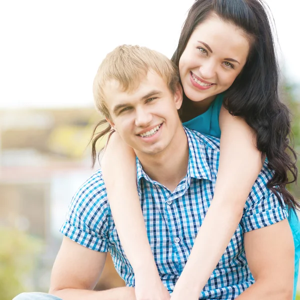 Retrato de um belo jovem feliz sorrindo casal — Fotografia de Stock
