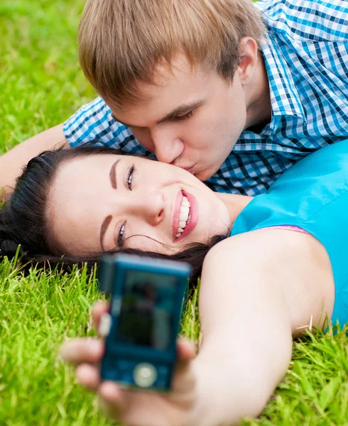 Feliz pareja de adolescentes tomando fotos — Foto de Stock