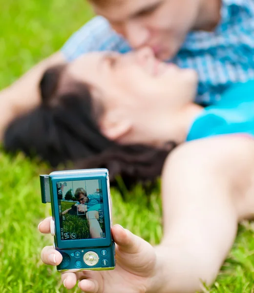 Gelukkige tiener paar nemen foto — Stockfoto