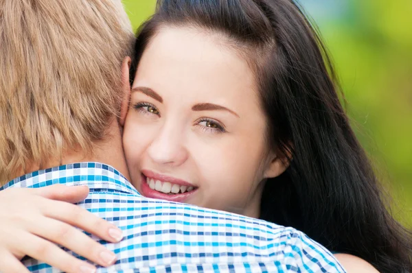 Retrato de una hermosa joven pareja feliz — Foto de Stock