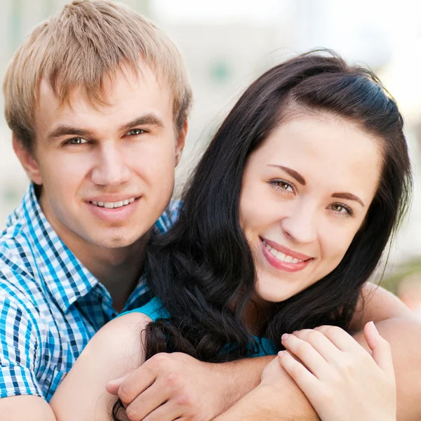 Pareja joven jugando en la naturaleza — Foto de Stock