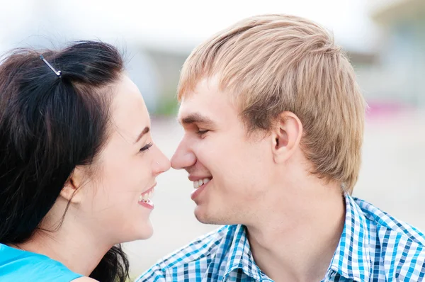 Retrato de una hermosa joven feliz pareja sonriente — Foto de Stock