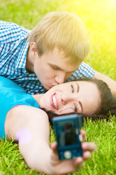 Gelukkige tiener paar nemen foto — Stockfoto