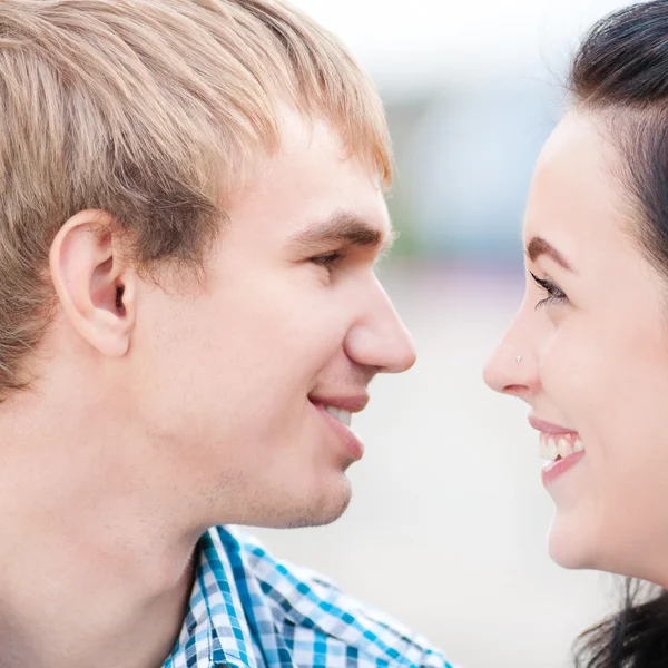 güzel bir genç mutlu çift gülümseyen portresi